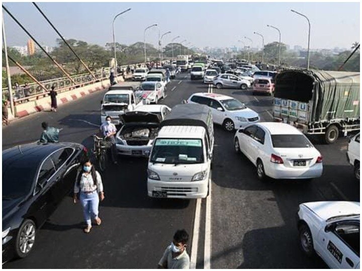 What is Myanmar's broken down car campaign म्यांमार में तेज हुआ 'ब्रोकन डाउन कार कैंपेन', जानिए क्यों लोग सड़कों पर कार का बोनट खोल रहे?