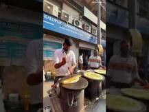 Flying Dosa: डोसा तो आपने बहुत बार खाया होगा लेकिन परोसने का ऐसा अंदाज नहीं देखा होगा