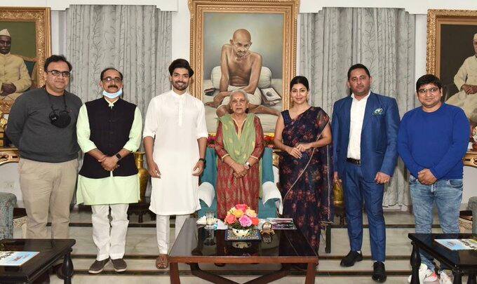 इसके बाद गुरमीत और देबीना राजभवन पहुंचे और वहां जाकर यूपी की गवर्नर आनंदीबेन पटेल से मुलाकात की...