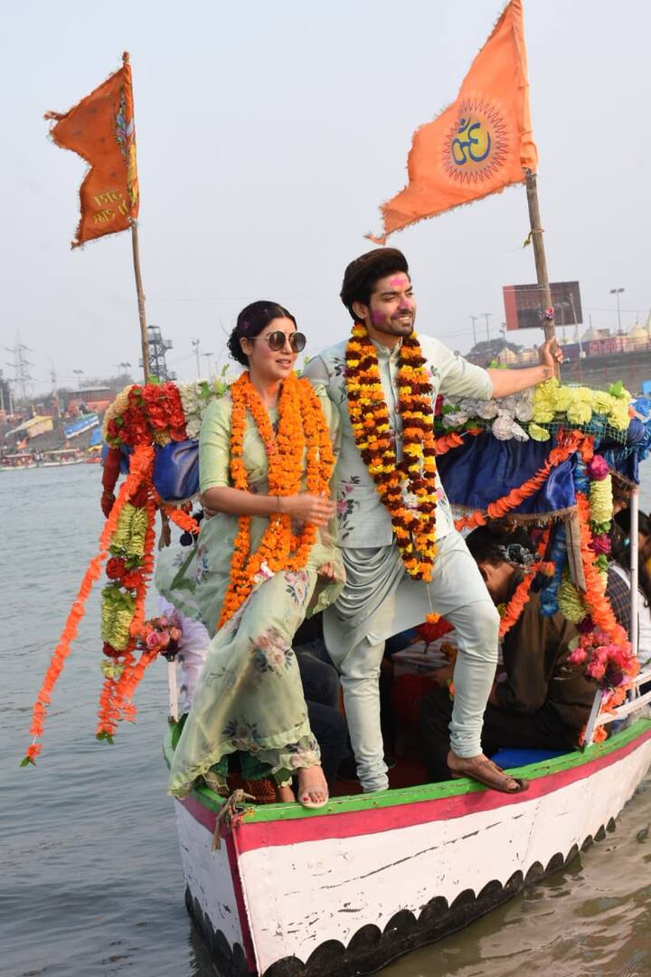 वहीं इससे पहले दोनों ने अयोध्या में अफने सेलिब्रेशन की फोटोज सोशल मीडिया पर शेयर की. जो काफी वायरल भी हुई. दोनों सरयू नदीं में एक बोट में बैठे नज़र आ रहे हैं. दोनों ने मालाएं भी पहनी हुई हैं. 