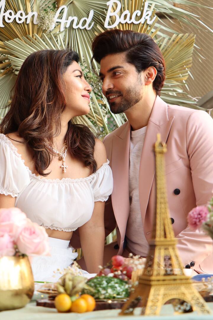 वहीं अय़ोध्या से पहले गुरमीत और देबीना ने मुंबई में ही अपने घर पर बहुत ही रोमेंटिक वे में अपनी शादी की सालगिराह सेलिब्रेट की थी. फोटोज में दोनों बेहद खुश नजर आ रहे हैं. ये फोटोज खुद गुरमीत ने अपने सोशल मीडिया अकाउंट पर शेयर की थी.
