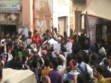 बिहार: परीक्षा केंद्र पर अभिभावकों ने किया हंगामा, गार्ड के साथ की मारपीट, स्कूल गेट पर फेंके जूते-चप्पल