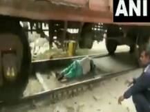 Shocking Viral Video: चलती ट्रेन के नीचे फंसी महिला, कैसे बचाई जान? देखें वीडियो