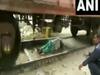 Shocking Viral Video: चलती ट्रेन के नीचे फंसी महिला, कैसे बचाई जान? देखें वीडियो
