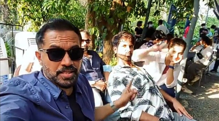 Shahid Kapoor does a fun Pawri Ho Rahi Hai version with the team of Sunny in Goa गोवा में हैं शाहिद कपूर, Pawri Ho Rahi Hai पर किया ऐसा फनी डांस कि देखकर फैंस क्रेजी हो गए