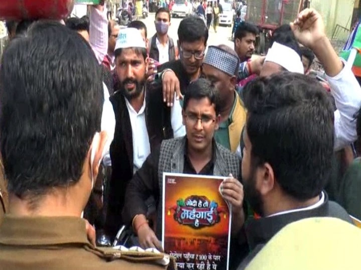 youth congress workers protest against central government over inflation in gorakhpur ann कांग्रेस ने बदला 'मोदी है तो मुमकिन है का नारा', पोस्टर पर लिखा 'मोदी है तो महंगाई है'