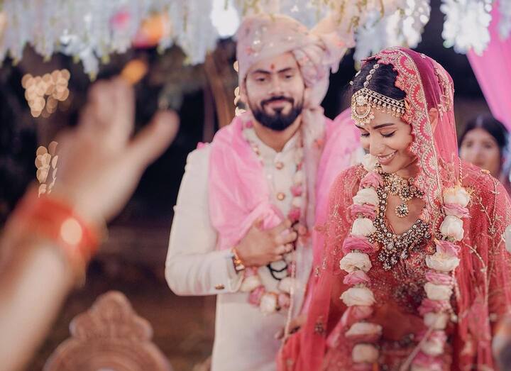 अपनी जिंदगी के इस खास मौके पर अंजलि बरोट ने पिंक कलर का लहंगा चुना जिसके साथ उन्होंने हैवी मेटल की ज्वैलरी पहनी थी. इस वेडिंग आउटफिट में वो काफी खूबसूरत नज़र आ रही थीं. 