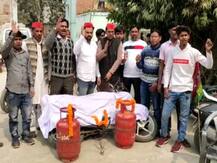 सपा का अनोखा प्रदर्शन, बाइक और गैस सिलेंडर की अर्थी निकालकर जताया महंगाई का विरोध