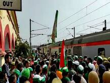 किसानों ने दनकौर रेलवे स्टेशन दिया धरना, बोले- कृषि कानूनों को वापस ले सरकार