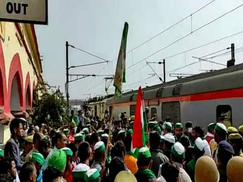 किसानों ने दनकौर रेलवे स्टेशन दिया धरना, बोले- कृषि कानूनों को वापस ले सरकार किसानों ने दनकौर रेलवे स्टेशन दिया धरना, बोले- कृषि कानूनों को वापस ले सरकार