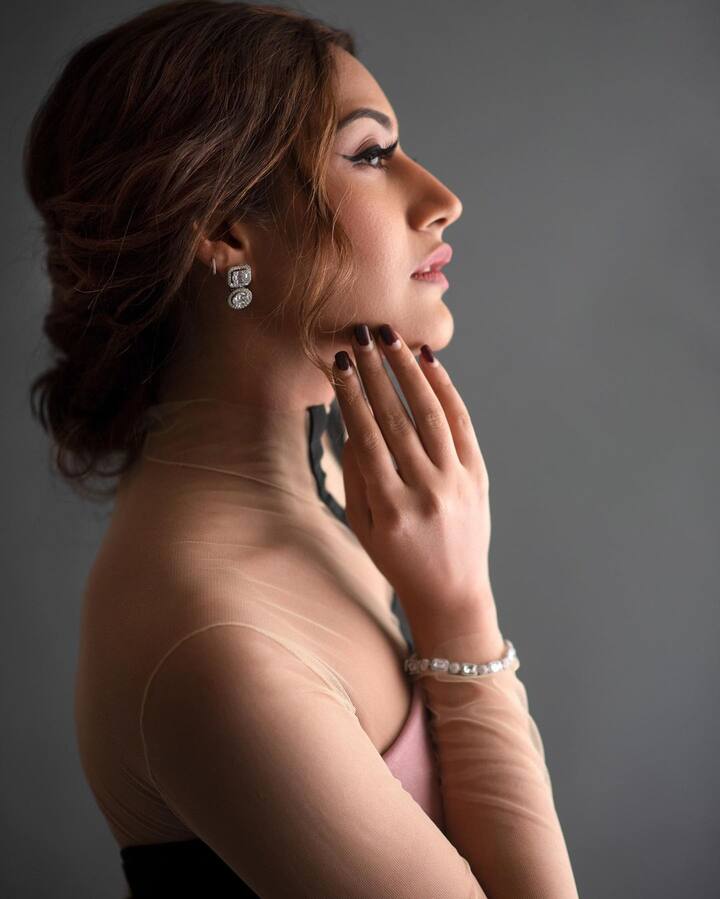 वहीं हाल ही में अपने नए फोटोशूट से सुरभि ने वाकई आग लगा दी है. काफी स्टाइलिश इन फोटोज़ में सुरभि हमेशा की तरह खूबसूरत तो नज़र आ ही रही हैं लेकिन इस बार वो काफी स्लिम ट्रिम भी नज़र आ रही हैं. (Photo Credit - instagram)