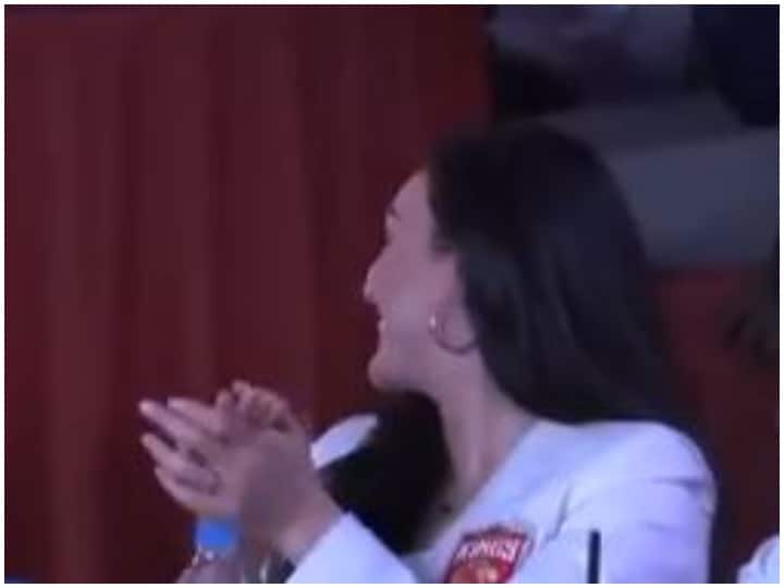 IPL Auction Shah Rukh Khan joins Priti Zinta team actress reaction viral on social media IPL Auction: प्रिति जिंटा की टीम में शामिल हुए शाहरुख खान, एक्ट्रेस का रिएक्शन सोशल मीडिया पर वायरल