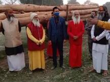 Kumbh 2021: कड़ी सुरक्षा के बीच सभी अखाड़ों में पहुंची धर्म ध्वजा की लकड़ियां, खुश हुए साधु-संत