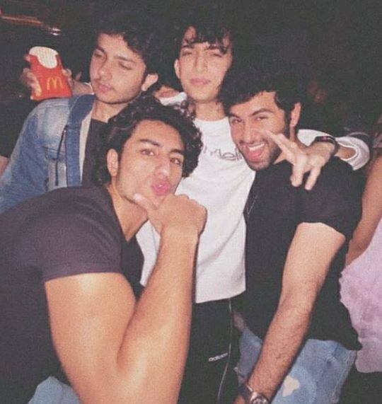 इब्राहिम की इस पार्टी में बॉलीवुड के कई और स्टारकिड्स मौजूद थे. सभी दोस्तों ने कैमरे के सामने कई पोज में तस्वीरें खिंचवाईं. 