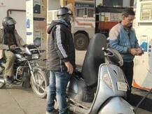 पेट्रोल की कीमतों ने लगाई 'सेंचुरी', लोग बोले- बाइक छोड़ साइकिल का करना पड़ रहा इस्तेमाल
