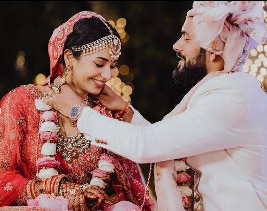 अंजलि ने शादी की कई तस्वीरें अपने सोशल मीडिया पर शेयर की हैं. अंजलि ने इन तस्वीरों के साथ लिखा, जीवन भर के चाय पार्टनर, मैं तुमस बेहद प्यार करती हूं.