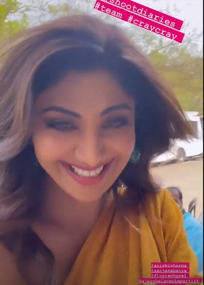 इस वीडियो में वो अपनी टीम के साथ नज़र आ रही हैं.