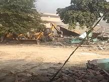 UP: जमकर गरजी नगर निगम की जेसीबी, करोड़ों की ग्रीन बेल्ट से हटाये गये अवैध कब्जे