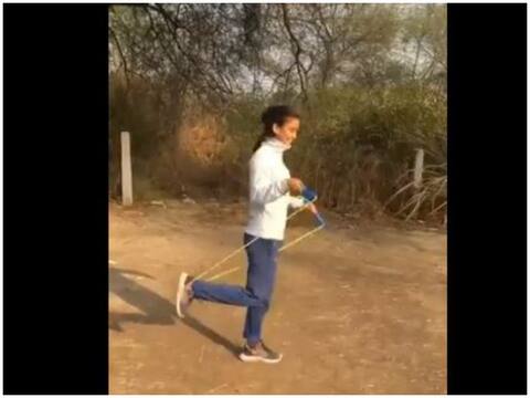 Viral: इस लड़की ने किया गजब का स्टंट, Video देख दांतों तले उंगली दबा लेंगे आप Viral: इस लड़की ने किया गजब का स्टंट, Video देख दांतों तले उंगली दबा लेंगे आप