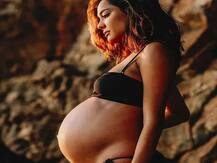 तीसरी बार प्रेग्नेंट Lisa Haydon ने मिरर सेल्फी में फ्लॉन्ट किया बेबी बंप, टाइगर प्रिंट लेगिंग में दिखी एक्ट्रेस