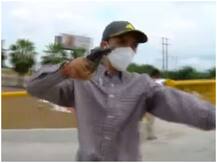 Viral Video: टीवी पर Live रिपोर्टिंग कर रहा था रिपोर्टर, लूटेरे ने तानी बंदूक और फिर क्या हुआ खुद देखें