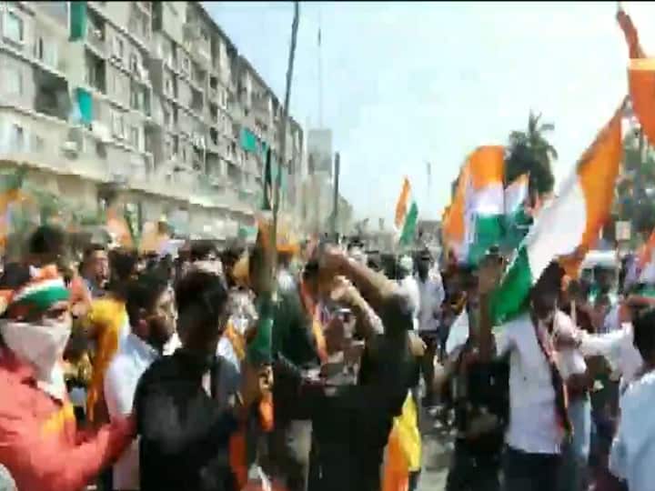 वडोदरा: नगर निगम चुनाव प्रचार के आखिरी दिन भिड़े कांग्रेस-BJP कार्यकर्ता, झंडे से की एक दूसरे की पिटाई BJP and Congress workers clashed in Soma Talav area of Vadodara Gujarat वडोदरा: नगर निगम चुनाव प्रचार के आखिरी दिन भिड़े कांग्रेस-BJP कार्यकर्ता, झंडे से की एक दूसरे की पिटाई