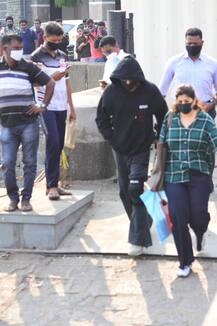 बहन के साथ फेरी राइड का मज़ा लेते दिखे Shahrukh Khan, देखें तस्वीरें