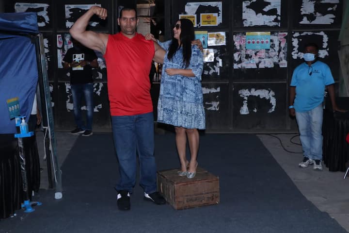 लंबे खली के साथ विद्या को तस्वीरें खिंचवाने में काफी मुश्किलों का सामना करना पड़ा. 