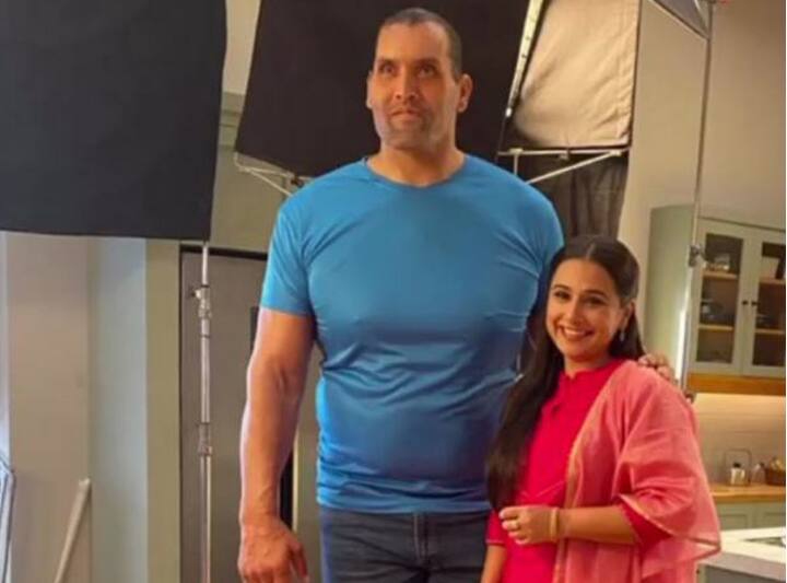 बॉलीवुड एक्ट्रेस विद्या बालन ने खली के साथ अपनी तस्वीर सोशल मीडिया पर शेयर कर सबका ध्यान खींचा. उन्होंने इस तस्वीर को कैप्शन दिया, आखिरकार बड़ी लड़की छोटी हो गई ग्रेट खली के साथ.