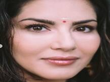 Sunny Leone ने साउथ इंडियन ड्रेस में समुंद्र के किनारे अपने देसी लुक से लगाई आग, देखें फोटोज