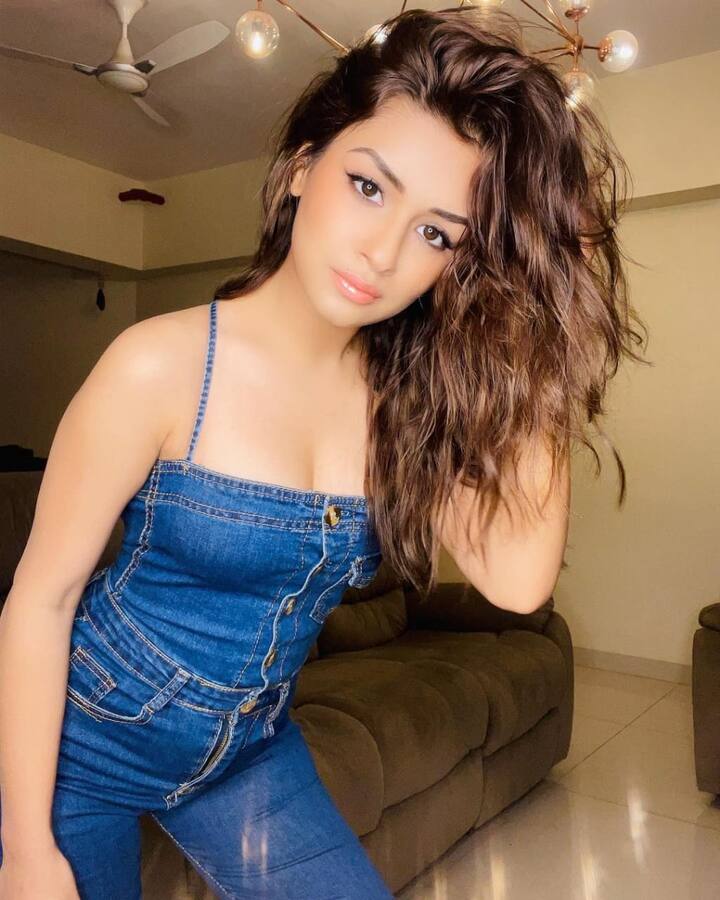 इस ब्लू कलर की डेनिम ऑउटफिट में अवनीत बेहद खूबसूरत लग रही हैं. उनका ये अंदाज लोगों को काफी पसंद आ रहा है.