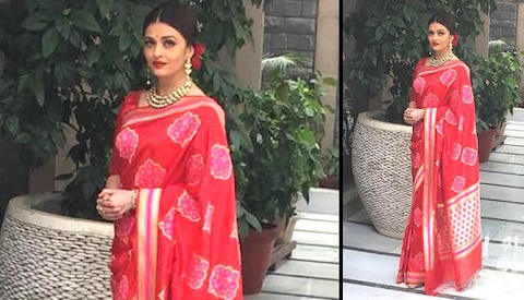 Aishwarya Rai Bachchan Photos: सुर्ख साड़ी और सिंदूर भरकर नई नवेली दुल्हन लगती हैं ऐश्वर्या राय बच्चन, मच जाता है हंगामा
