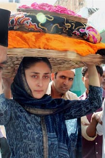 Pics: मुसीबत में मन्नत मांगने अजमेर शरीफ पहुंचे सितारे, भीड़ में पैदल चलकर दरगाह पर चढाई चादर