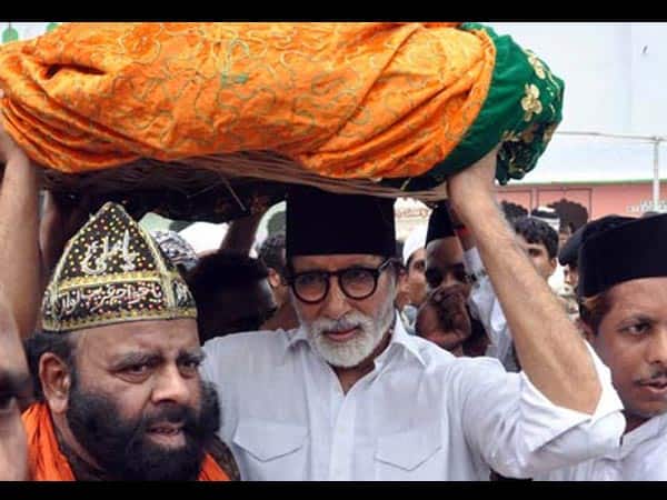 अमिताभ बच्चन: अमिताभ बच्चन भी सर पर चादर रखे अजमेर शरीफ पर चढ़ाने पहुंचे थे. 