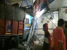 बिहार: गेट तोड़ता हुआ होटल में जा घुसा तेज रफ्तार ट्रक, ड्राइवर की मौके पर मौत