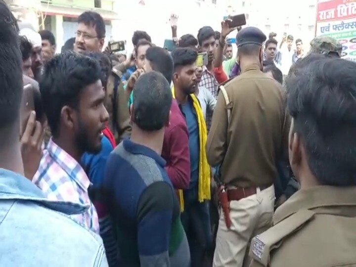 Bihar: Matriculation examination postponed at three centers in Siwan, angry students and family created uproar ann बिहार: सिवान में तीन सेंटरों पर मैट्रिक की परीक्षा स्थगित, नाराज छात्रों और परिजनों ने किया हंगामा
