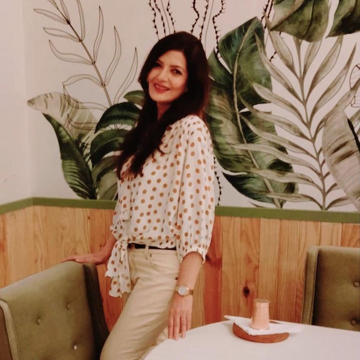 वैसे अगर आप नहीं जानते तो आपको बता दें कि सोनू वालिया 1985 में मिस इंडिया कॉम्पीटिशन भी जीता था. और इसी बाद उन्हें खून भरी मांग ऑफर हुई थी. (Photo Credit - instagram)