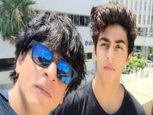 Shahrukh Khan के बेटे Aryan Khan ने फ्लॉन्ट किए अपने एब्स, अपने दोस्त के साथ शेयर की फोटो