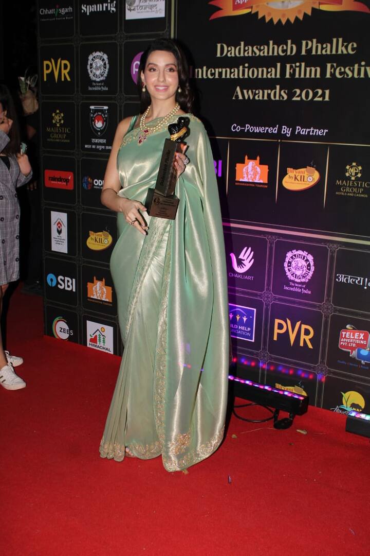 इलायची कलर की साड़ी में उन्होंने कहर ढा दिया है. नोरा की खूबसूरती साड़ी ने बढ़ा दी या फिर नोरा के पहनने से ये साड़ी खूबसूरत हो गई. ये तो हम नहीं जानते. लेकिन ये तस्वीरें आपकी नींदे उड़ा देंगी येे हम जरुर जानते हैं.