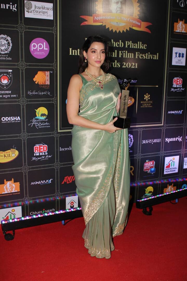 आज नोरा दादा साहेब फाल्के इंटरनेशनल फिल्म फेस्टिवल के रेड कार्पेट पर उतरीं. तो यूं लगा मानो अप्सरा ज़मीन पर उतर आई हो.