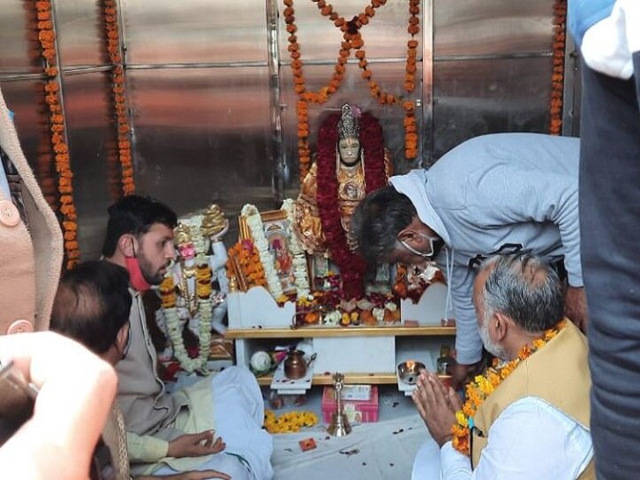 Politics between BJP, AAP and Congress leader over Hanuman temple in Chandni Chowk ANN चांदनी चौक: हनुमान मंदिर में लगा नेताओं का तांता, मंदिर पर हो रही राजनीति पर क्या बोले बीजेपी, AAP और कांग्रेस नेता?