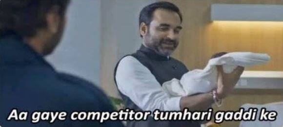 एक यूजर ने मिर्जापुर 2 का एक सीन शेयर किया जिसमें पंकज त्रिपाठी बोलते हैं, “आ गये तुमहारे कॉम्पीटीटर”