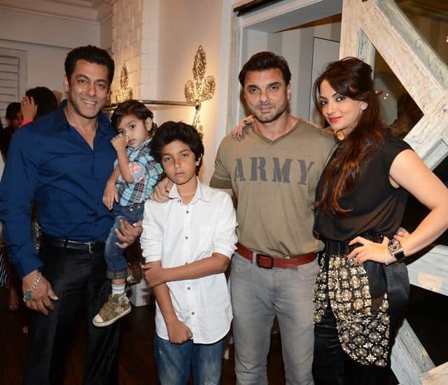 सोहेल खान: अभिनेता सोहेल ने सीमा खान से 1998 में शादी की थी. 2000 में उनके बेटे निर्वाण का जन्म हुआ लेकिन सोहेल और सीमा एक और बच्चा चाहते थे जिसके चलते उन्होंने आईवीएफ तकनीक का सहारा लिया और 2011 में दूसरे बेटे योहान का जन्म हुआ. तब सोहेल की उम्र 42 साल थी. 