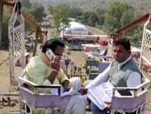 मध्य प्रदेश: मोबाइल नेटवर्क नहीं मिला तो झूले पर चढ़े मंत्री ब्रजेंद्र सिंह यादव, वहीं से कर रहे अधिकारियों को फोन