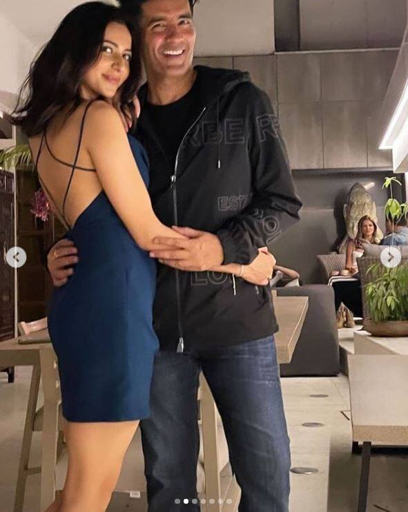 बता दें कि इस दौरान फैंस के बीच रकुल प्रीत सिंह का बैकलेस वन पीस लुक काफी तेजी से वायरल हो रहा है. इस तस्वीर में आप रकुल को मनीष मल्होत्रा के साथ पोज देते देख सकते हैं.