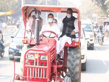 ट्रैक्टर चलाकर विधानसभा पहुंचे तेजस्वी यादव, पूछा- CM नीतीश ने क्यों साध ली है महंगाई के मुद्दे पर चुप्पी?