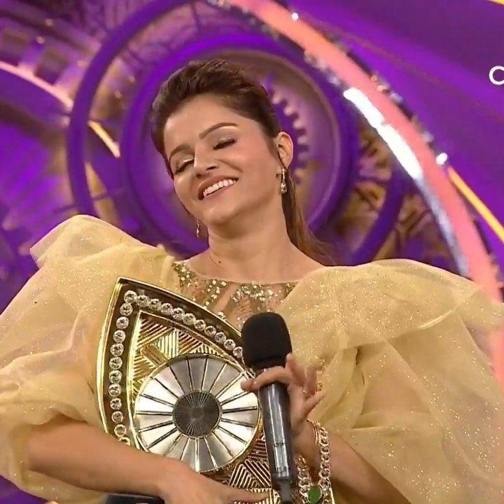 Bigg Boss 14 Winner: बिग बॉस की ट्रॉफी के साथ 36 लाख का प्राइज मनी लेकर घर पहुंचीं  Rubina Dilaik