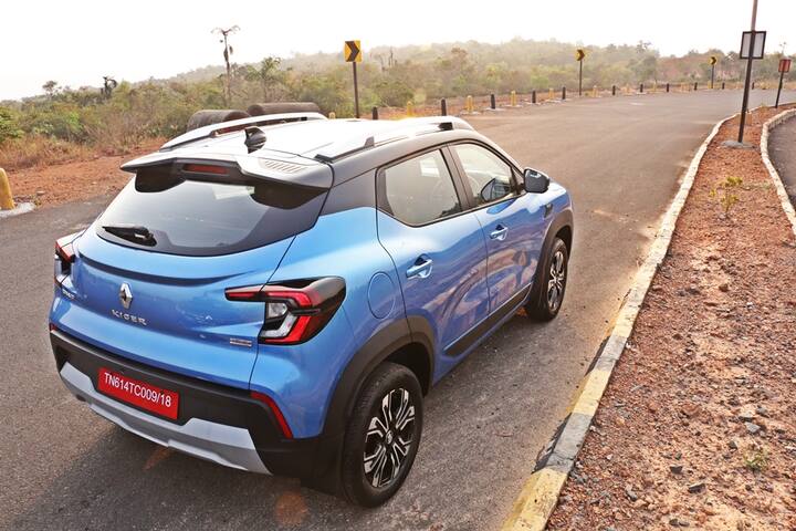 Kiger काफी ध्यान आकर्षित करती है क्योंकि रेनॉ ने SUV रूलबुक में हर ट्रिक को अधिक से अधिक सफल बनाने की कोशिश की है. हम जहां भी गए वहां हर जगह किगर ने रंग और आक्रामक स्टाइल से सभी का ध्यान खींचा. स्पिलिट हेडलैम्प ट्रिटमेंट और बड़ी ग्रिल है जो सी शेप टेल-लैंप के साथ-साथ ग्लैमर को बढ़ाता है. टॉप एंड किगर में 16 इंच की एलॉय व्हील दी गई है. इसमें ड्यूल-टोन ऑप्शन भी हैं. कुल मिलाकर आप अटेनशन चाहते हैं, तो किगर इसके लिए फिट है.