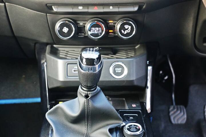 इंजन के संदर्भ में रेनॉ ने टर्बो पेट्रोल 1.0 और मानक 1.0 पेट्रोल है. हमनें टर्बो पेट्रोल वाला मॉडल चलाया. 100bhp और 160Nm की पावर वाली कॉम्पैक्ट एसयूवी Kiger में 6-स्पीड मैनुअल से लैस है, जिसे आप खरीद सकते हैं. सभी टर्बो पेट्रोल की तरह ही किगर भी शहर में ड्राइव करने में आसान है. 6-स्पीड मैनुअल काफी सटीक शिफ्ट क्वालिटी के साथ काफी हल्के हैं.