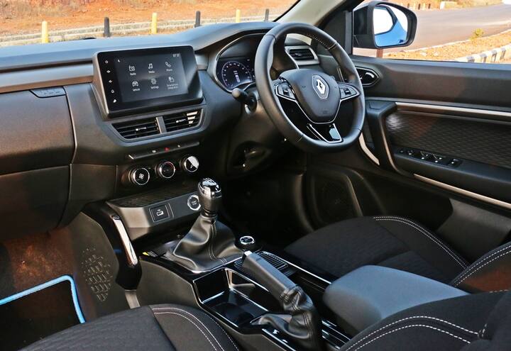 किगर मैनुअल ड्राइविंग काफी मज़ेदार है. हम केवल यही चाहते हैं कि इंजन थोड़ा और रिफाइंड हो सके. हम हाई स्पीड पर किगर को ड्राइव नहीं कर सकते थे, लेकिन जो भी हम मैनेज कर सकते थे, टर्बो पेट्रोल एक स्ट्रॉन्ग पावर डिलीवरी करता है. विशेष उल्लेख ड्राइव मोड के लिए जाना चाहिए जो सहायक होते हैं हालांकि हम इसे अधिकतम प्रतिक्रिया के लिए स्पोर्ट मोड में रखने की सलाह देते हैं. एक ईको मोड और एक सामान्य मोड है जो वास्तव में उपयोग करने की क्षमता के मामले में बुरा नहीं है क्योंकि ईको सबसे अच्छा है. जबकि नोर्मल मोड पावर और इकोनॉमी के बीच अच्छा बेलेंस है. हालांकि जैसा कि पहले कहा गया था हमनें अभी इसे स्पोर्ट मोड में रखा है, जहां कार अपने सबसे अच्छे स्थान पर है. हमनें बहुत सारे गड्ढों से निपटा और किगर को गंदगी वाली सड़क से गुजरने में कामयाब रहे. हां राइडिंग क्वालिटी के मामले में किगर थोड़ा दृढ़ है, लेकिन शरीर पर कंट्रोल और स्थिरता इसे शहर / हाईवे दोनों के उपयोग के लिए एक अच्छी SUV बनाती है.